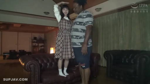 微笑 · 客厅 · 皮质沙发 · 格子连衣裙 · 全身远景 · 肤色对比 · 站在沙发上 · 身高比对