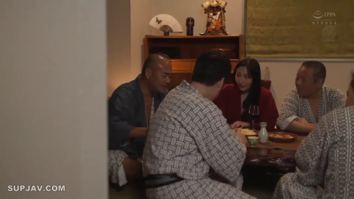 和室 · 坐姿 · 愉悦 · 折扇 · 多人 · 浴衣 · 聚餐饮酒