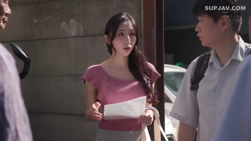 分发资料 · 站立 · 半身 · 认真 · 户外 · 多人场景 · 粉色短袖上衣 · 白色纸张