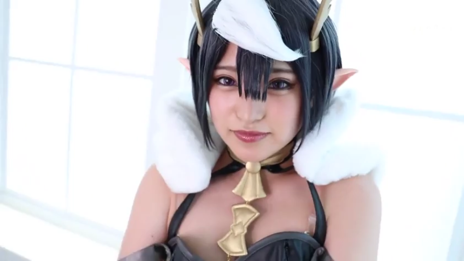 Indoor · Close-up of the face · Smile · 注视镜头 · 正面 · Wig · 角色扮演服 · 动漫风格