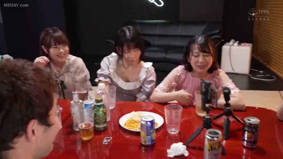 室内 · 坐姿 · 中景 · 微笑 · 多人 · 连衣裙 · 聚会 · 饮料