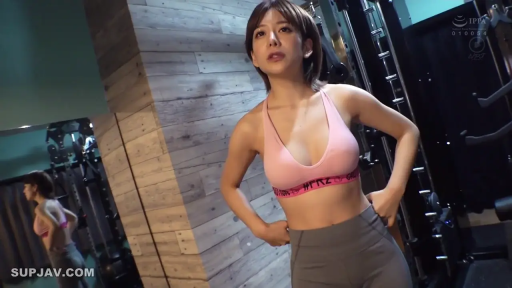 站立 · 巨乳 · 中景 · 自然 · 健身房 · 健身 · 运动装 · 健身器械