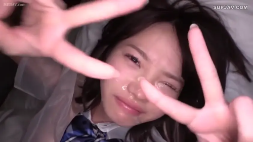 室内 · 委屈 · 脸部特写 · 颜射 · 精液 · JK制服 · 卧姿 · 比耶