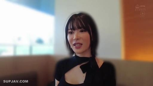 室内 · 座り姿勢 · 会話 · 自然 · 顔のクローズアップ · 動画のスクリーンショット · 黑色镂空上衣