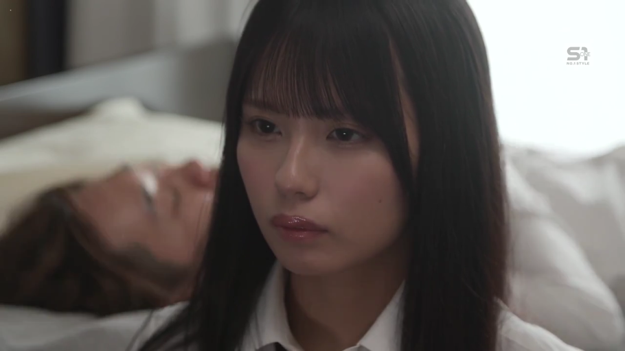 坐姿 · 严肃 · 脸部特写 · 卧室 · 白衬衫 · 床 · 凝视 · 长发