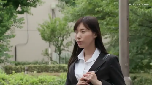 嚴肅 · 站立 · 中景 · 職業裝 · 行走 · 挎包 · 户外 · 街拍