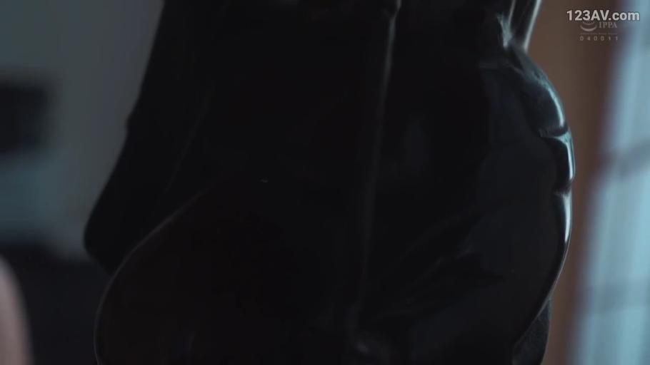 臀部特写 · 背对镜头 · 黑色皮衣 · 房间 · 暗光