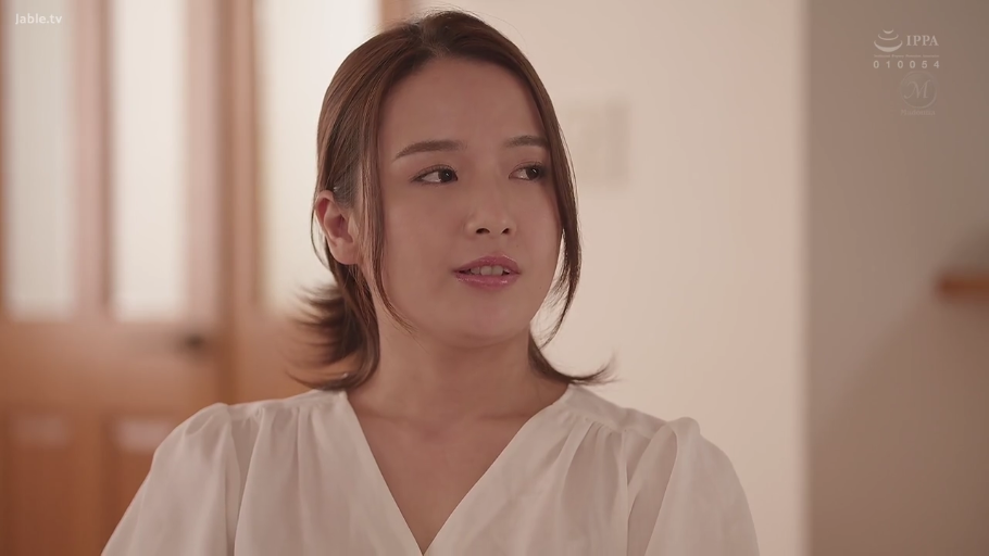 室内 · 面部特写 · 亚洲女性 · 白色V领上衣 · 侧头注视 · 自然表情 · 半身坐姿