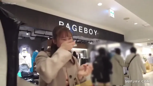 站立 · 中景 · 搭讪 · 害羞 · 大衣 · 购物袋 · 商场