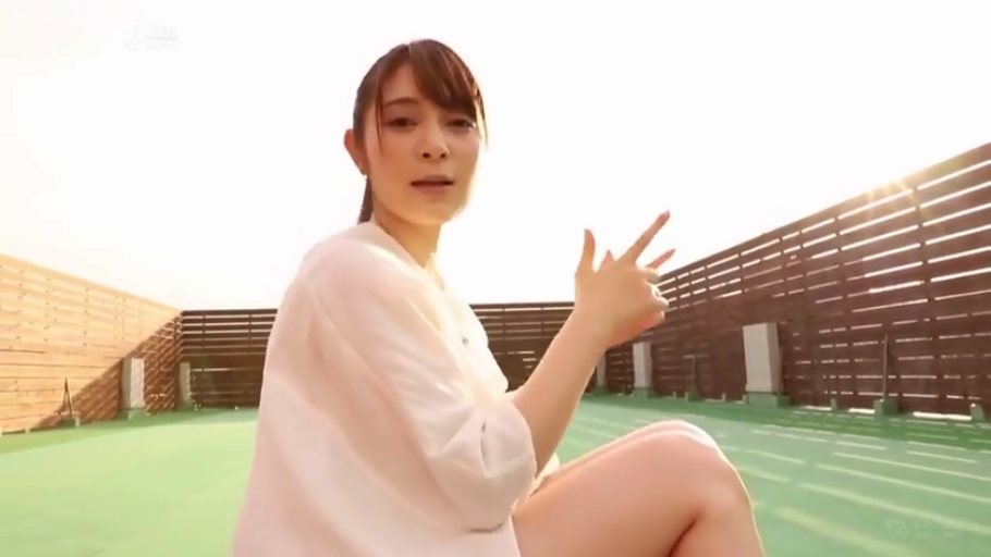 Medium shot · 自然 · white shirt · 侧坐 · 说话 · 天台 · 日光 · 栅栏