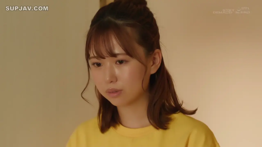 室内 · 忧郁 · 居家 · 特写 · 侧头 · 发呆 · 黄色T恤