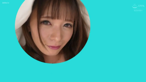 Indoor · Close-up of the face · Smile · 卧姿 · Peeping · 被子 · 圆形构图 · 无(仅露脸)