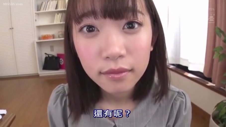 室内 · 脸部特写 · 微笑 · 灰色上衣 · 注视 · 书架 · 日韩 · 凑近镜头