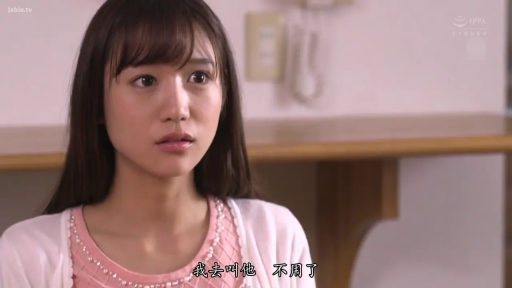 室内 · 坐姿 · 面部特写 · 注视 · 长发 · 惊讶 · 粉色针织上衣