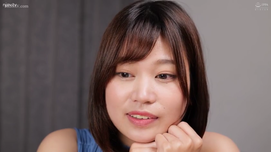 室內 · 臉部特寫 · 微笑 · 凝视 · 托腮 · 亚洲女性 · 藍色無袖上衣