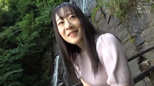 站姿 · 微笑 · 针织衫 · 户外 · 生活照 · 头部 · 出镜