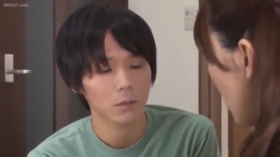 室内 · 严肃 · 面部特写 · 剧情 · 交流 · 对坐 · 休闲T恤