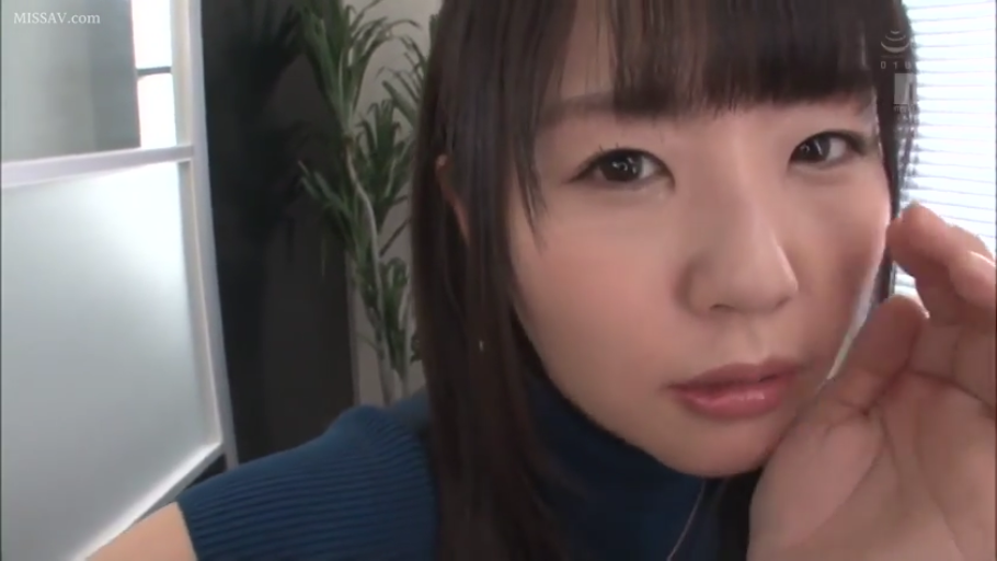 Indoor · Close-up of the face · 平静 · Potted plant · Stare · 正对镜头 · 日本女性 · 蓝色高领无袖衫