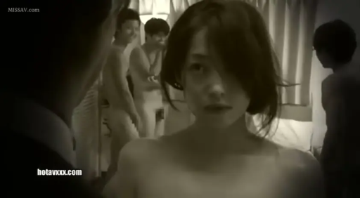 室内 · 面部 · 全裸 · 站立 · 多人围观 · 迷茫 · 轮奸主题