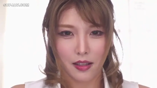 室内 · 面部 · 女性 · 平静 · 白色衬衫 · 注视 · 正面