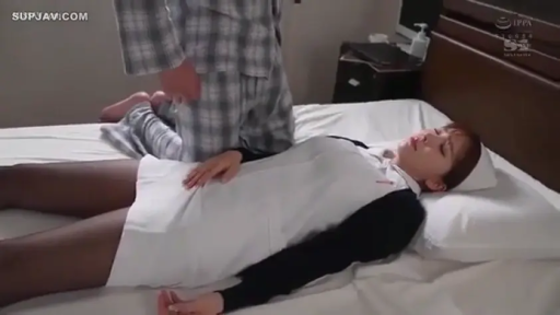 护士服 · 角色扮演 · 卧室 · 闭眼 · 床 · 昏迷 · 躺卧