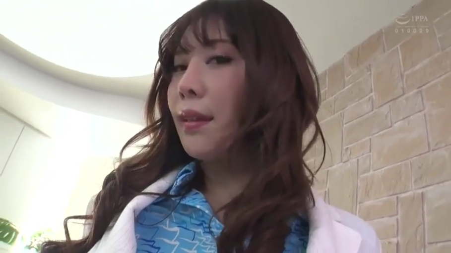 站立 · 微笑 · 面部特写 · 休闲装 · 手机 · 玩手机 · 街拍 · 街头