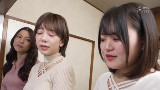 Indoor · Conversation · Melancholy · Stand · 面部特写 · Sweater · 三人