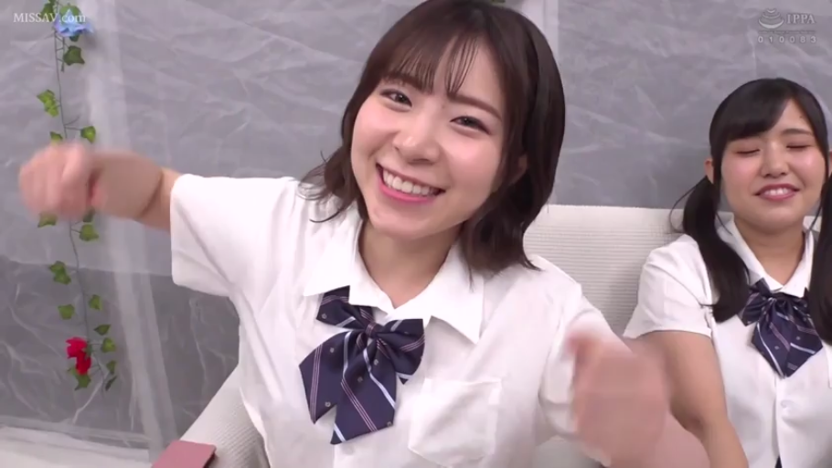 室內 · 坐姿 · 脸部 · JK制服 · 开心 · 欢呼 · 合照