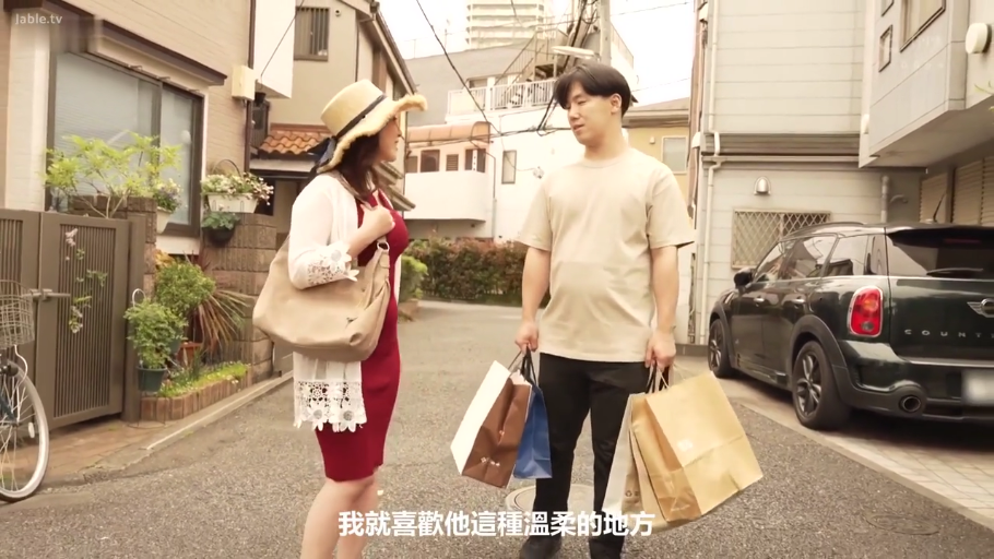 交谈 · 站立 · 中景 · 自然 · 剧情 · 街道 · 红色连衣裙 · 购物袋