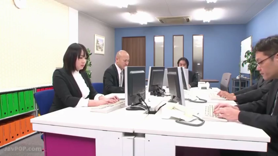全身 · 专注 · 黑丝 · 职业装 · 更衣室 · 储物柜 · 互动 · 倚靠