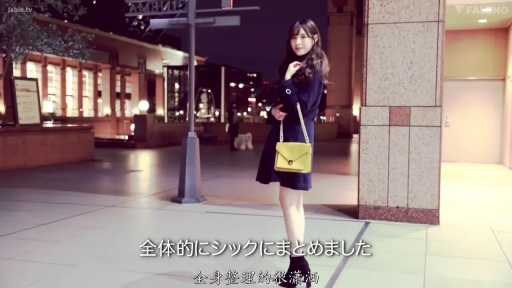 全身 · 站立 · 摆拍 · 微笑 · 黄色手提包 · 夜晚街道 · 黑色风衣 · 生活写真