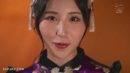 微笑 · 面部特写 · 注视 · 室内背景 · 发卡 · 正面对视 · 流苏发饰 · 古风造型