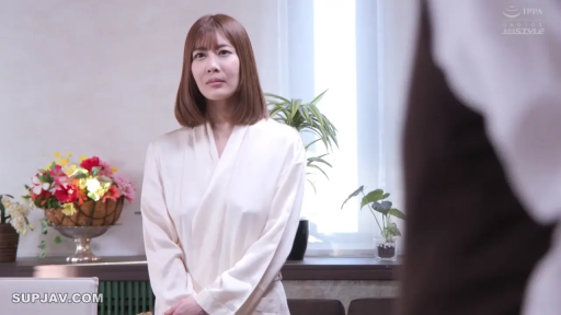 室内 · 站姿 · 半身 · 睡袍