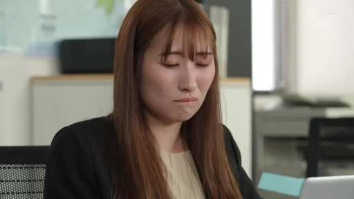 坐姿 · 办公室 · 半身特写 · 办公行为 · 黑色职业装 · OL风格 · 痛苦表情 · 电脑设备