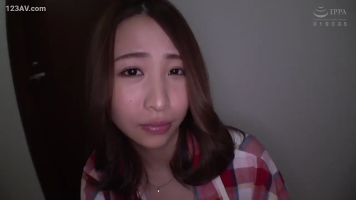 格子衬衫 · 室内 · 跪坐 · 面部 · 委屈 · 项链 · 哭泣