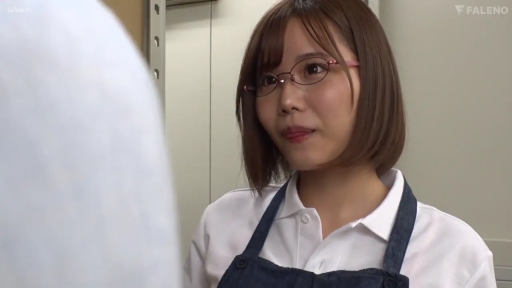 室内 · 面部 · 蓝色围裙 · 站立 · 平静 · 凝视 · 短发 · 围裙