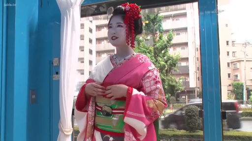 室内 · 角色扮演 · 站姿 · 微笑 · 半身 · 和服 · 发饰 · 整理衣服