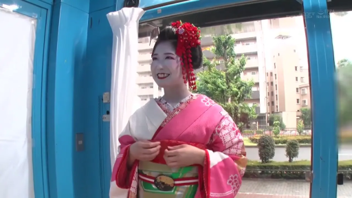 站立 · 展示 · 微笑 · 半身 · 屋外 · 发饰 · 粉色和服 · 传统装束