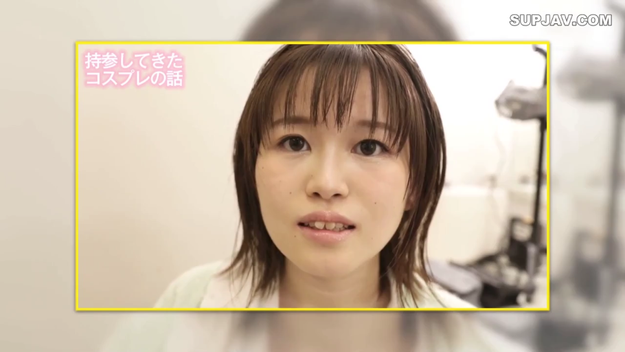 坐姿 · 脸部特写 · 画面字幕 · 明亮室内 · 白色休闲外套 · 闭眼大笑 · 愉悦灿烂