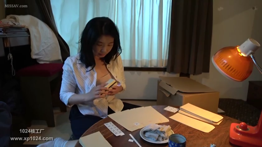 坐姿 · 专注 · 卧室 · 中景 · 白衬衫 · 台灯 · 居家 · 整理