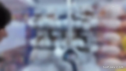 站立 · 貨架 · 不詳 · 畫面模糊 · 商店 · 购物 · 浅色衣物