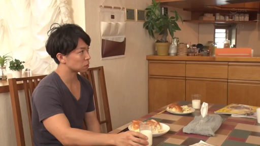 室内楼梯 · 楼梯扶手 · 言语交流 · 全身远景 · 白色T恤与粉色短裤 · 下楼站立 · 愉快微笑 · 晨间剧情