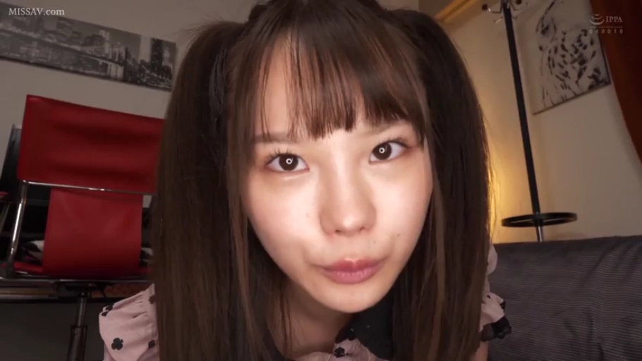 室内 · 凝视 · 是 · 双马尾 · 粉色上衣 · 俯拍 · 可爱 · 红椅子