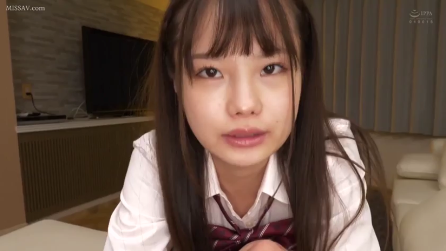 脸部 · 平静 · 客厅 · 注视 · 学生装 · 前倾 · 中长发