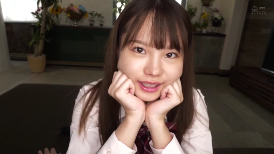 室内 · 面部特写 · 学生制服 · 对视 · 甜美微笑 · 双手托腮 · 美少女