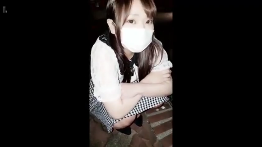 蹲姿 · 半身 · 平淡 · 注视镜头 · 蕾丝上衣 · 口罩 · 户外街道 · 夜间