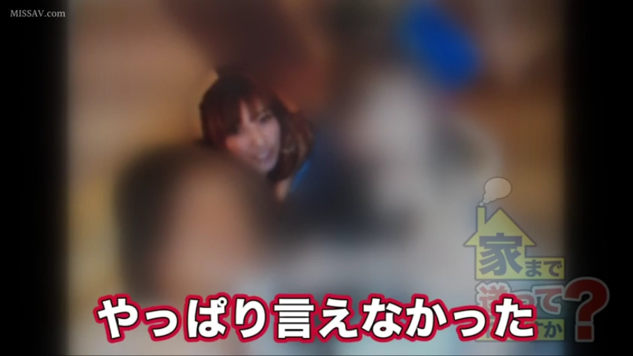 室内 · 忧郁 · 胸部特写 · 站立 · 成人内容 · 抚摸 · 项圈 · 绿色吊带裙