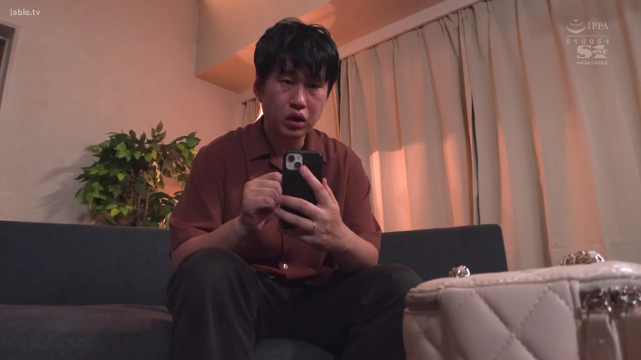 坐姿 · 中景 · 客厅 · 剧情 · 衬衫 · 看手机 · 手机 · 惊慌