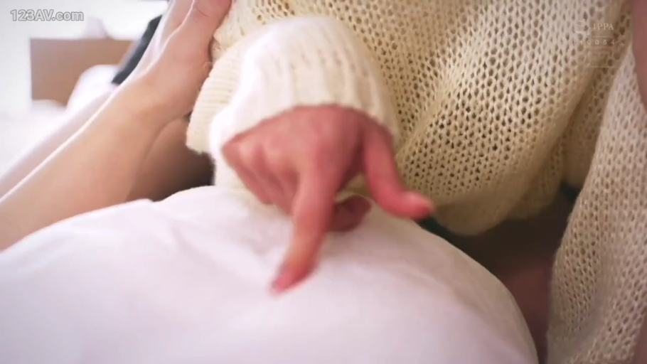 室内 · 脸部 · 微笑 · 清纯 · 温柔 · 俯视 · 白色针织衫