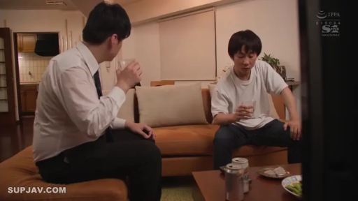 坐姿 · 中景 · 平静 · 白衬衫 · 客厅 · 喝酒 · 啤酒